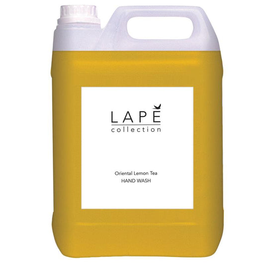 Ein großer gelber Kunststoffkanister (5 l) mit weißem Schraubverschluss und Griff von Diversey Deutschland GmbH & Co. OHG. Etikett: "LAPĒ Collection Oriental Lemon Tea Hand Wash, Handseife mit orientalischem Duft.