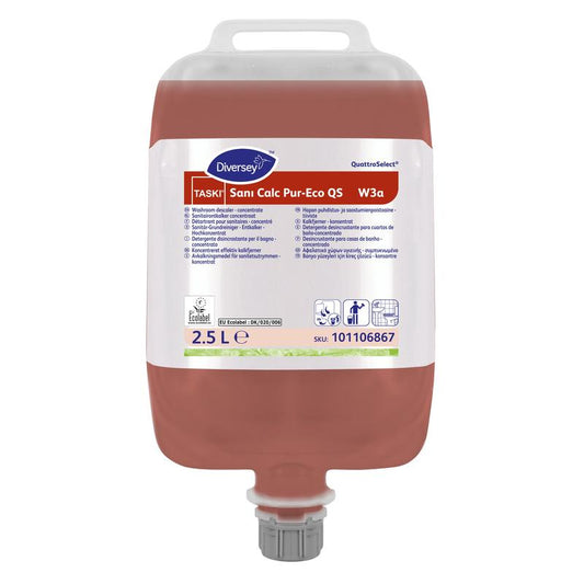 Ein 2,5-Liter-Beutel Diversey TASKI Sani Calc Pur-Eco QS Sanitär-Grundreiniger (Zitronensäure-basiert, hochkonzentriert, EU-Umweltzertifizierung) mit Produktinfo, Anleitung, QR-Code und Dosierkappe.