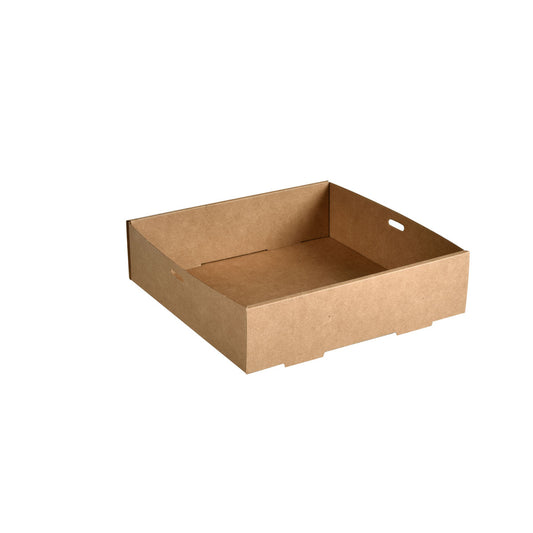 Das Duni GmbH Catering-Tray Cardboard/PLA in braun (225x225mm, klein) ist ein rechteckiges, biologisch abbaubares und umweltfreundliches Tablett mit niedrigem Rand und einer Griffaussparung, hergestellt aus Papier; Packung mit 100 Stück auf weißem Hintergrund.