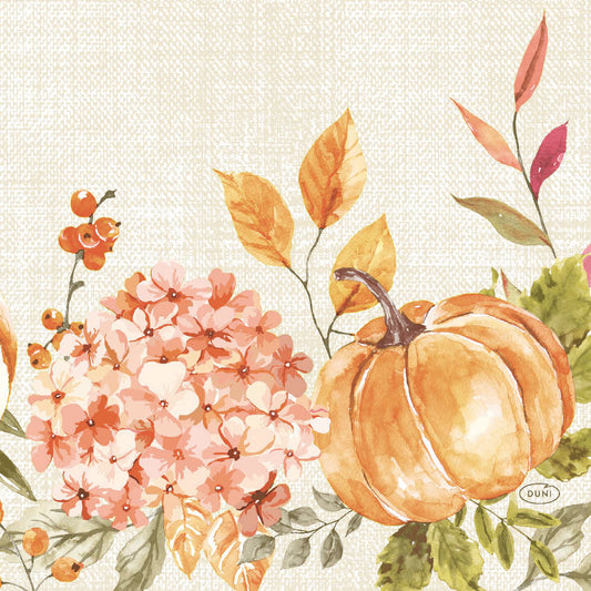 Die Servietten 33x33 3lagig 1/4 Spicy Pumpkin von Duni GmbH zeigen einen aquarellierten Gewürzkürbis, Hortensienblüten, orangefarbene Beeren und Herbstlaub - ideal für herbstliches Design in warmen, erdigen Tönen. Packung (50 Stück).