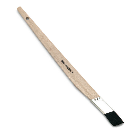 Der Nölle Profi Pinsel Schrägstrichzieher 3/4", schwarze Borste, Weißblech von Nölle Profi Brush Bürsten- & Pinseltechnik e.K. ist ein flacher Pinsel mit einem Holzstiel (mit Loch), schwarzen Borsten und dem Aufdruck "FINE CHALKBRISTLE".
