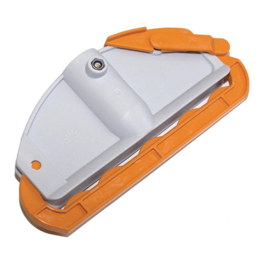 Der TASKI Duo Mop Halter von Diversey Deutschland GmbH & Co. OHG ist eine weiß-orangefarbene Kunststoffklammer für Fransenmopps, kompatibel mit TASKI Kunststoff- und Vario-Stielen - ideal für professionelle Reiniger. Packung enthält 1 Stück.