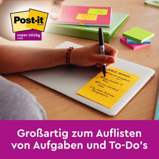 Eine Hand schreibt auf einem großen, linierten Post-it® Super Sticky Note (127x203mm) in gelb von 3M Deutschland GmbH. Die 100% PEFC-Zettel (45 Blatt/Block, 4 Blöcke/Packung) helfen bei der Organisation von Aufgaben und To-Dos. Die leuchtenden Farben und der starke Kleber sorgen dafür, dass die Notizen gut sichtbar bleiben.