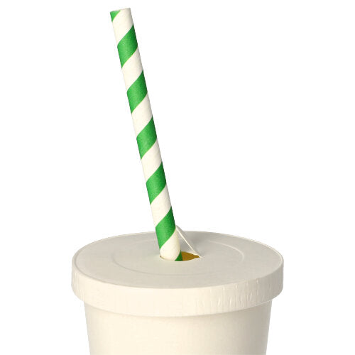 In den PAPSTAR Deckel für Trinkbecher, rund Ø 8 cm, weiß, Pappe | Folie (50 Stück) der PAPSTAR GmbH wird ein grün-weiß gestreifter Papierstrohhalm auf einen weißen Einwegbecher gesteckt, der vor einem schlichten weißen Hintergrund steht.