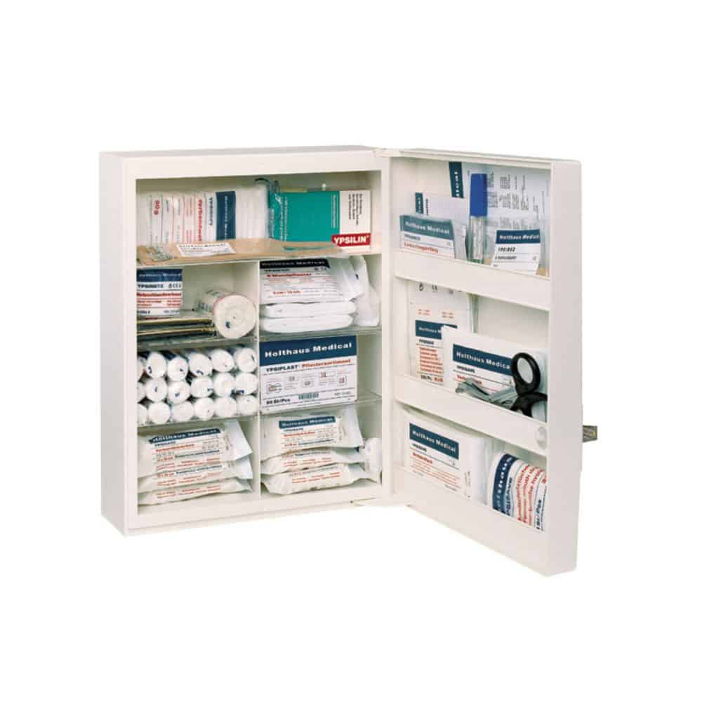 Ο ντουλάπας πρώτων βοηθειών FAMULUS της Holthaus Medical GmbH & Co. KG, χωρίς περιεχόμενο, είναι ένας ανοιχτός, ευρύχωρος ντουλάπας πρώτων βοηθειών με πολλά ράφια, τα οποία μπορούν να εξοπλιστούν με διάφορα ιατρικά είδη, όπως επιδέσμους, ρολά γάζας, μάσκα CPR, αντισηπτικά μαντηλάκια και αυτοκόλλητα επιθέματα. Η σαφής διάταξή του εξασφαλίζει εύκολη αναγνώριση και πρόσβαση σε περίπτωση έκτακτης ανάγκης. Για γρήγορη αναγνώριση, στην πόρτα υπάρχει τοποθετημένο ευδιάκριτο σήμα πρώτων βοηθειών.