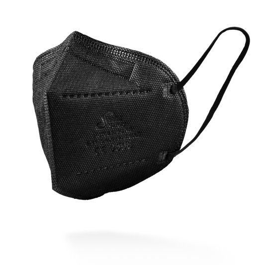 Die SolidSafety Filtrierende Halbmaske FFP2 NR der AMPri Handelsgesellschaft mbH in schwarz steht vor einem schlichten weißen Hintergrund und ist mit Ohrschlaufen und sichtbaren Randnähten versehen.