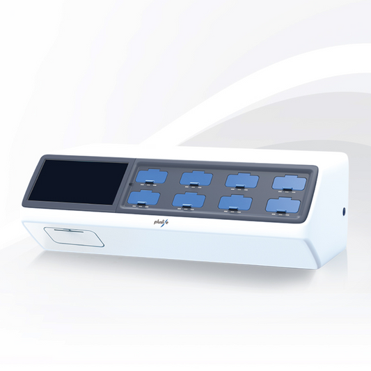 Ein weißes elektronisches Gerät mit einem großen Bildschirm auf der linken Seite und acht blauen Steckplätzen oder Andockbuchten, die in zwei Reihen auf der rechten Seite angeordnet sind, vor einem hellen Hintergrund mit geschwungenen Linien.