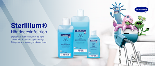 Drei blaue Flaschen Sterillium Handdesinfektionsmittel sind auf einer Fläche ausgestellt, mit animierten Cartoon-Keimen und einer Molekülillustration im Hintergrund. Das Hartmann-Logo ist in der oberen rechten Ecke zu sehen.