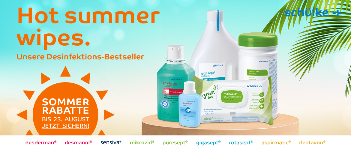 Eine Auslage mit verschiedenen Desinfektionsmitteln, darunter Tücher und Flaschen, ist auf einer Holzfläche abgebildet. Der Text wirbt für Sommerrabatte auf diese Artikel, wobei ein orangefarbener Kreis die Angebotsfrist hervorhebt.