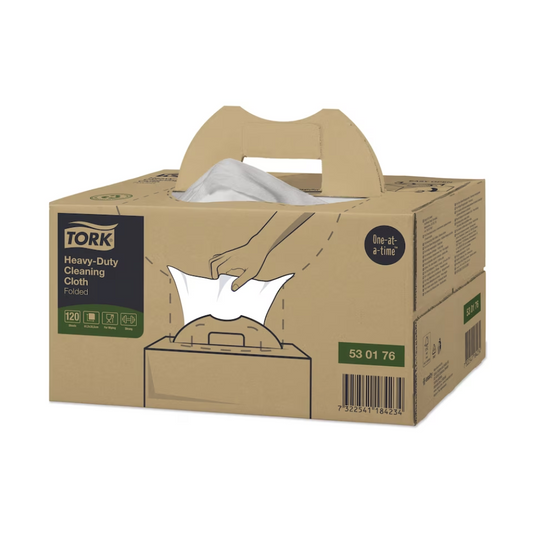 Auf einem Karton von TORK - Essity mit der Aufschrift „Tork 530176 Extra-Starke Reinigungstücher Premium W7“ ist eine Hand zu sehen, die ein Tuch herauszieht. Darin befinden sich 120 gefaltete Tücher mit der Aufschrift „Einzeln“, die den Lösungsmittelverbrauch senken sollen.