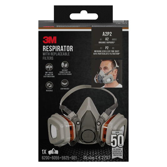 Die 3M™ Atemschutzmaske 6002KIT-1 (A2P2) von 3M Deutschland GmbH wird mit austauschbaren Filtern geliefert, umfasst Maske und Zubehör und zeichnet sich durch Wiederverwendbarkeit, Komfort und ein leichtes Design aus - die Verpackung zeigt die Maske im Gebrauch.