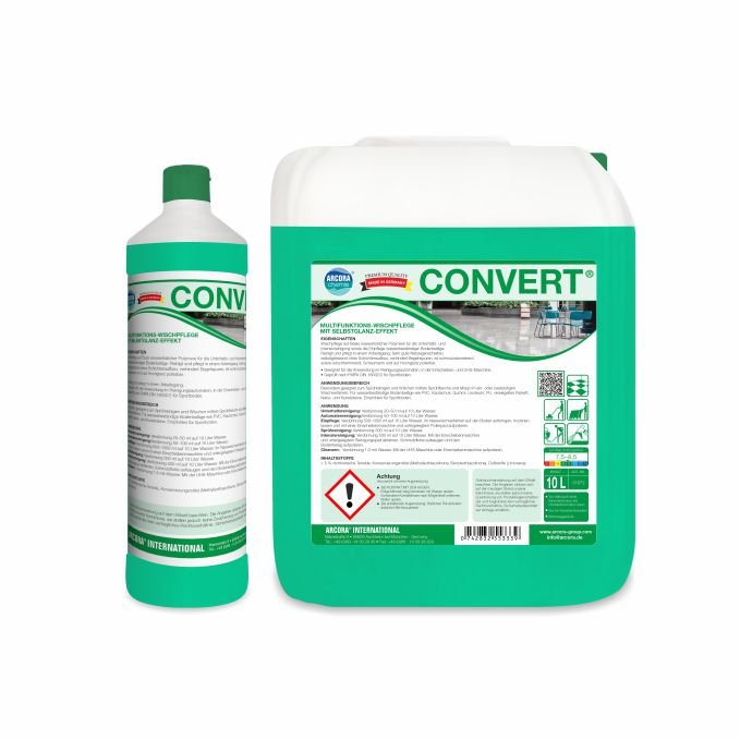 Δύο δοχεία από Arcora CONVERT MULTIFUNKTIONS-WISCHPFLEGE MIT SELBSTGLANZ-EFFEKT της Arcora International GmbH - ένα ψηλό μπουκάλι και ένα μεγάλος κάνιστρο - είναι εφοδιασμένα με ετικέτες-σύμβολα που αναδεικνύουν τα πλεονεκτήματα του πολυλειτουργικού καθαρισμού δαπέδων και της αυτογυαλάδας.