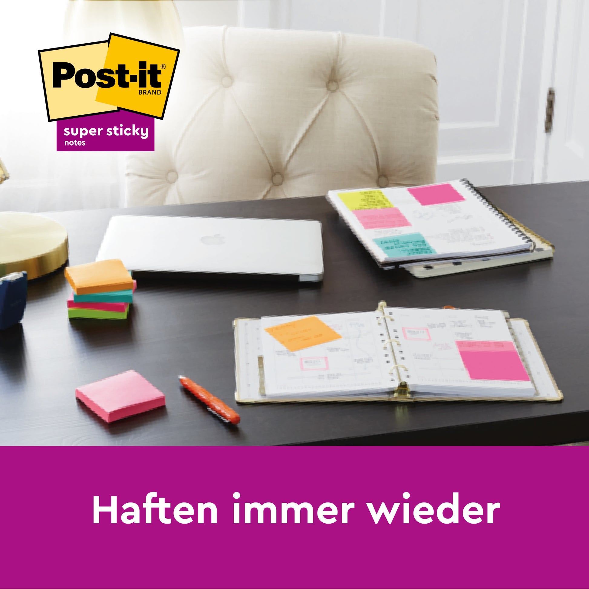 Auf einem Schreibtisch steht ein geschlossener Laptop, aufgeschlagene Notizbücher mit bunten Post-it® Super Sticky Notes im Großformat, Pink, Liniert (101 mm x 152 mm), von 3M Deutschland GmbH. Oben links das Post-it Logo, darunter der Text "Haften immer wieder.