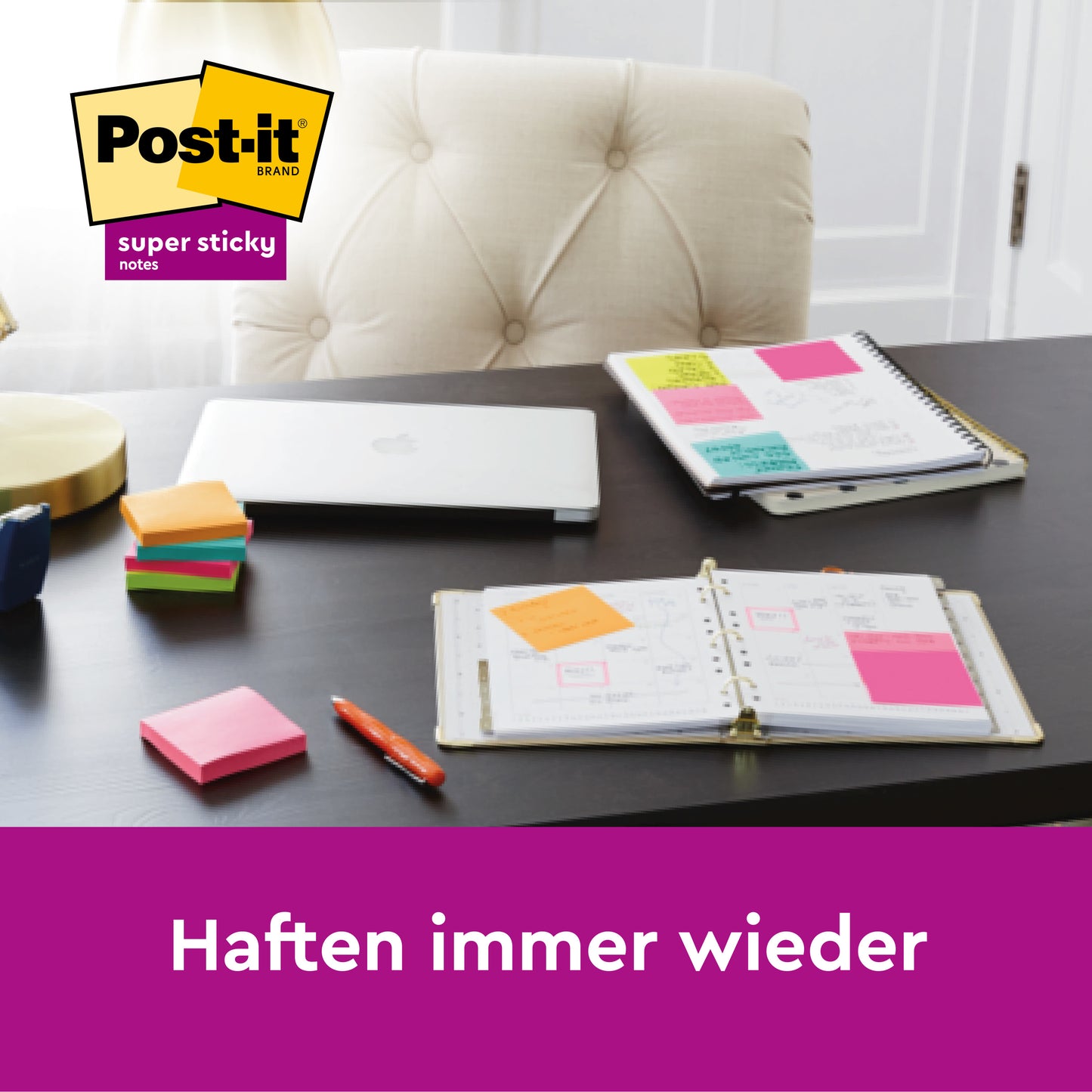 Ein Schreibtisch mit den Post-it® Super Sticky Notes im Großformat (101 mm x 101 mm, 90 Blatt/Block, 100% PEFC) der 3M Deutschland GmbH, Notizbüchern, einem geschlossenen Laptop, einem Stift und bunten Notizblöcken. Unten steht: "Haften immer wieder.