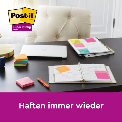 Ein Schreibtisch mit Laptop, Stift, Lampe, Notizbüchern und bunten Post-it® Super Sticky Notes im Großformat (101 mm x 101 mm, 70 Blatt/Block, 100% PEFC) von 3M Deutschland GmbH. Deutscher Text "Haften immer wieder." Logo in der linken oberen Ecke.
