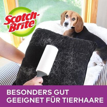 Ένα άτομο χρησιμοποιεί τον Scotch-Brite™ Pet Extra Sticky* Roller για τρίχες κατοικίδιων (48 φύλλα, 1 τεμάχιο) από την 3M Deutschland GmbH, για να αφαιρέσει τρίχες κατοικίδιων από ένα μαύρο μαξιλάρι. Ένας σκύλος ξαπλώνει στον καναπέ. Το λογότυπο και "ΙΔΙΑΙΤΕΡΑ ΚΑΤΑΛΛΗΛΟ ΓΙΑ ΤΡΙΧΕΣ ΚΑΤΟΙΚΙΔΙΩΝ" εμφανίζονται από πάνω.