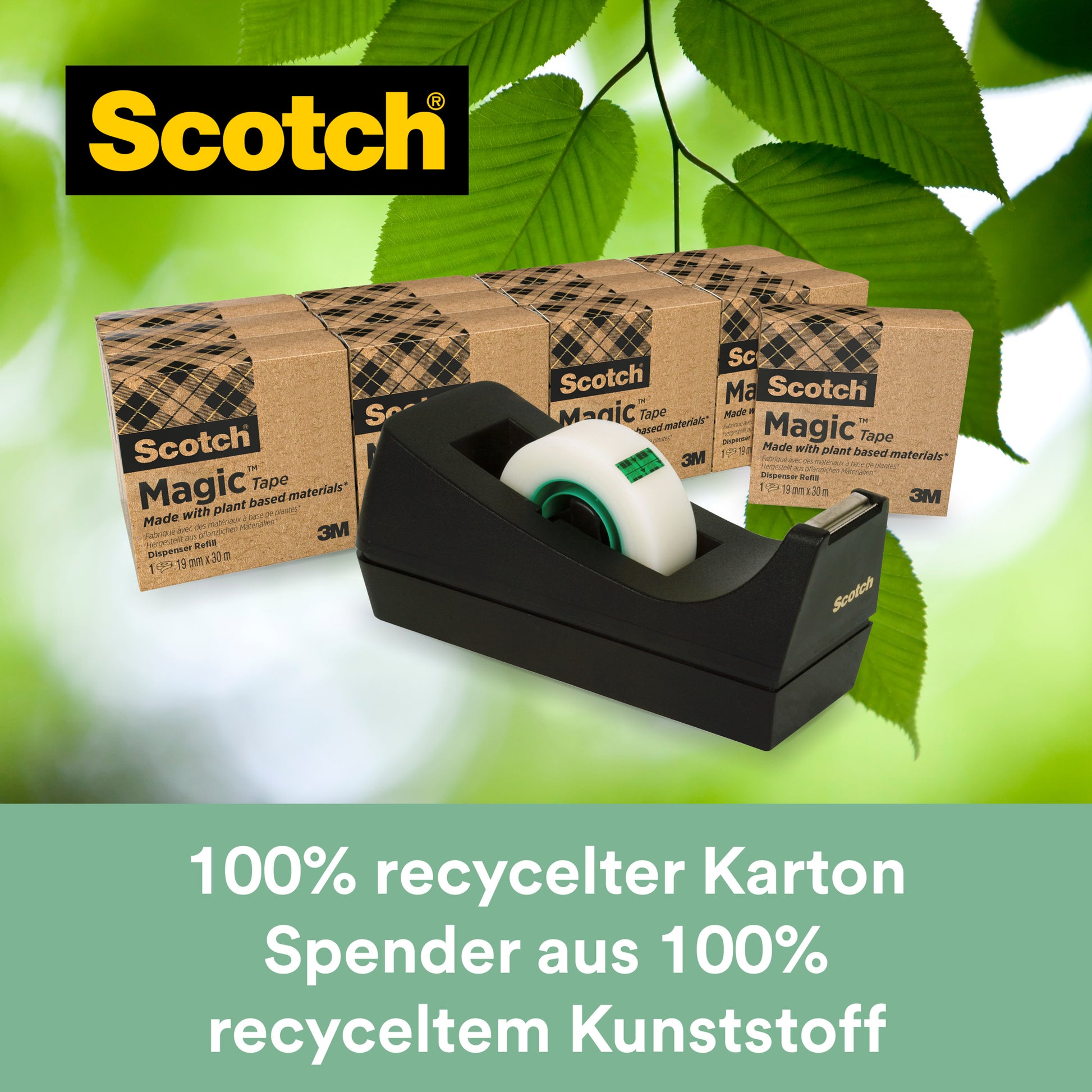 Ein GRATIS Scotch® Abroller C38 in Schwarz hält eine Rolle 3M Scotch® Magic™ Klebeband (19 mm x 33 m, 66 % pflanzlicher Klebstoff); im Hintergrund vier Packungen und Blätter, mit Hinweis auf recyceltes Material.