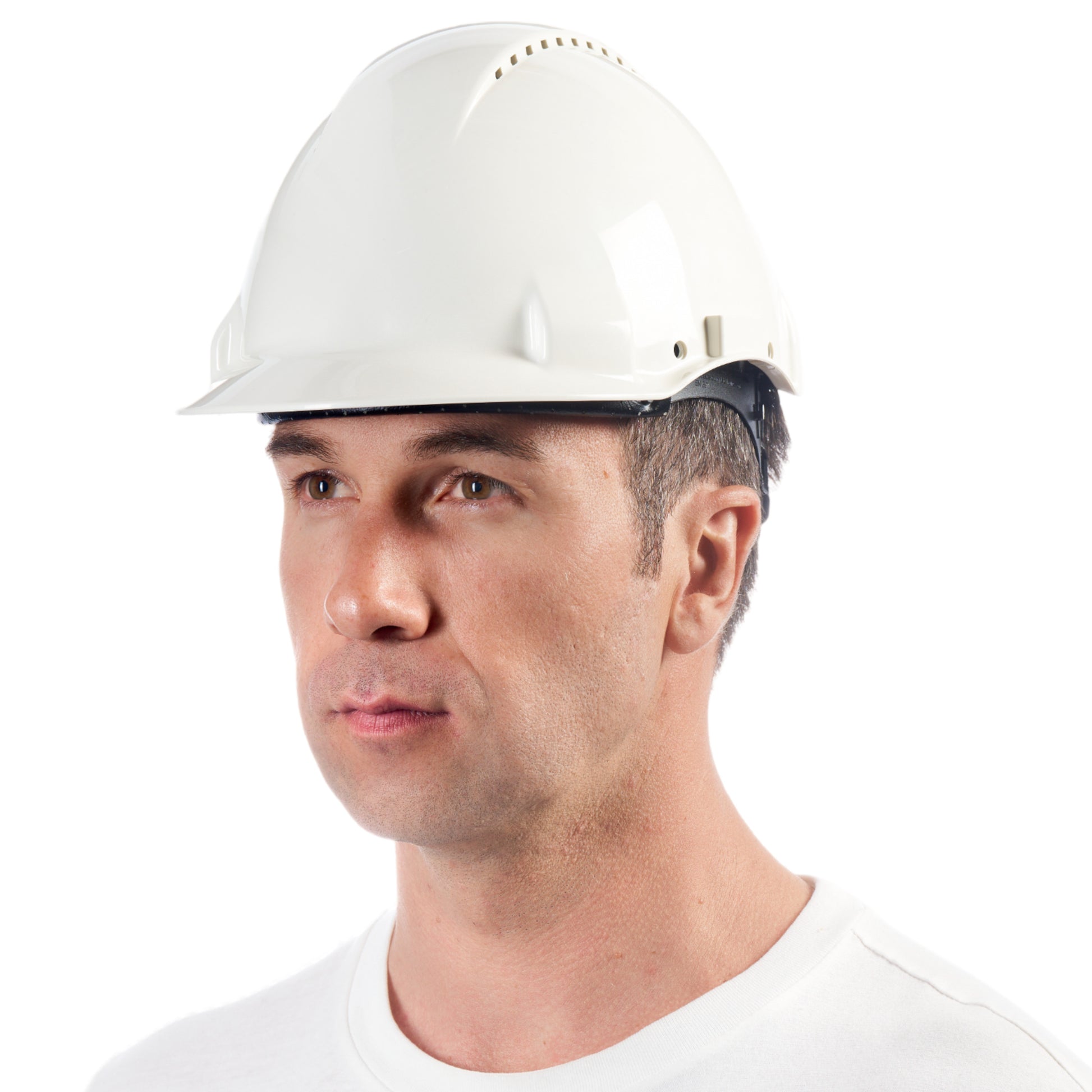 Ein Mann in einem schlichten weißen Hemd trägt den 3M™ Schutzhelm G3000C Uvicator der 3M Deutschland GmbH, leicht nach links gewandt vor einem weißen Hintergrund. Der Helm bietet optimalen Arbeitsschutz und verfügt über einen Uvicator zur Überwachung der UV-Belastung.
