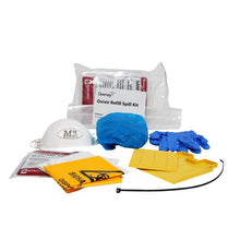 Εμφανίζεται το Diversey Spill Kit Refill (2 τεμάχια) από την Diversey Deutschland GmbH & Co. OHG, με μάσκα προσώπου, μπλε προστατευτικό μαλλιών, γάντια, κίτρινες σακούλες για βιολογικούς κινδύνους, απορροφητικά μαξιλάρια, δεματικά καλωδίων και καθαριστικό διάλυμα σε λευκό φόντο.