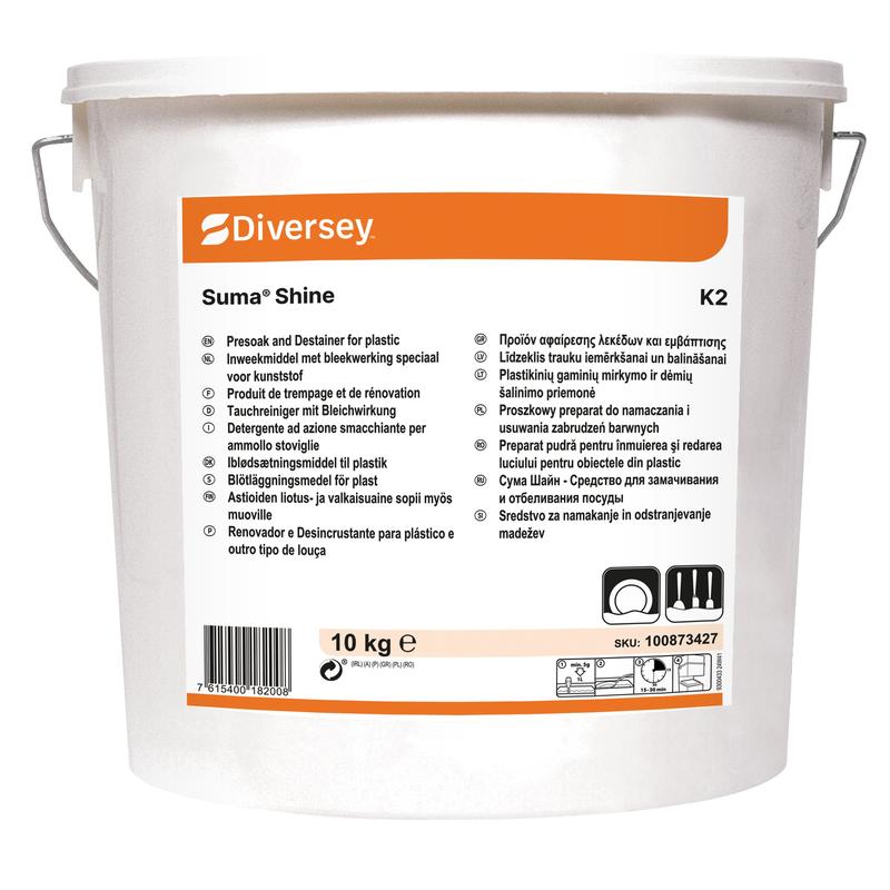 Ένας λευκός κουβάς 10 κιλών Diversey Suma Shine K2, καθαριστικό εμβάπτισης σε μορφή σκόνης με λεύκανση (κουβάς) από την Diversey Deutschland GmbH & Co. OHG βρίσκεται σε λευκό φόντο με μεταλλική λαβή και μια ετικέτα πορτοκαλί-λευκού χρώματος με πολυγλωσσικές πληροφορίες.