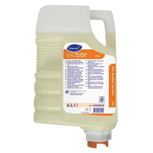 Μια κασέτα 4 l Clax Revoflow Calcsoft 13X1, προϊόν της Diversey Deutschland GmbH & Co. OHG για τη δέσμευση της σκληρότητας του νερού, φέρει πορτοκαλί ετικέτα, λευκό καπάκι και διαφανή τμήματα με ανοιχτόκίτρινο υγρό· στην μπροστινή πλευρά αναγράφονται πληροφορίες για το προϊόν.