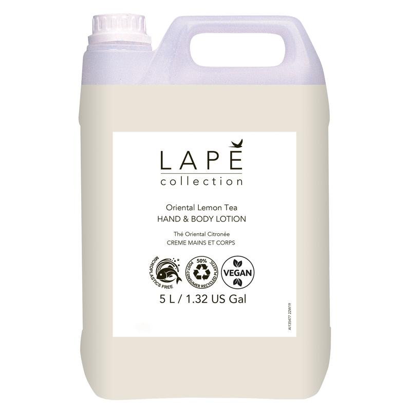 Ένα λευκό πλαστικό δοχείο 5 λίτρων της LAPĒ Collection Oriental Lemon Tea Hand & Body Lotion από την Diversey Deutschland με ανατολίτικο άρωμα. Με φυσικά συστατικά, πιστοποίηση cruelty-free και vegan και μια φωτεινή ετικέτα λεμονιού.