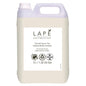 Ένα λευκό πλαστικό δοχείο 5 λίτρων της LAPĒ Collection Oriental Lemon Tea Hand & Body Lotion από την Diversey Deutschland με ανατολίτικο άρωμα. Με φυσικά συστατικά, πιστοποίηση cruelty-free και vegan και μια φωτεινή ετικέτα λεμονιού.