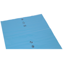 Die DEISS 10103 (700x1100x0,15 mm) von EMIL DEISS KG ist eine blaue, flache Kunststoff-Abfallentsorgungsfolie mit 3 Ventilöffnungen und schwarz aufgedruckten Symbolen (Recycling-Logo, "LDPE", "65"), ähnlich den blauen Müllsäcken. Verpackt in Kartons zu 50 Stück.