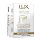 Ένα πακέτο με 100 κομμάτια LUX Professional Beauty Soap σαπούνι φιλοξενίας (15 γρ. το καθένα, συνολικά 1,5 κιλά) από την Diversey Deutschland GmbH & Co. OHG, με την επιγραφή "Professional" για χρήση σε ξενοδοχεία και φιλοξενία, με πληροφορίες προϊόντος και εικόνα στο λευκό κουτί.