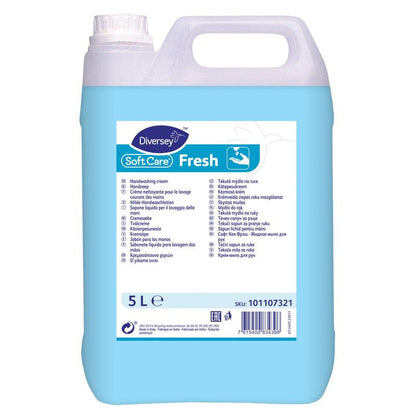 Ένα δοχείο 5 λίτρων Diversey Soft Care Fresh απαλή λοσιόν πλυσίματος χεριών από την Diversey Deutschland GmbH & Co. OHG χαρακτηρίζεται από ένα λευκό καπάκι, μπλε υγρό, απαλό καθαρισμό, ευχάριστο άρωμα και πολυγλωσσικές πληροφορίες προϊόντος στην μπροστινή ετικέτα.