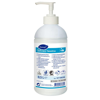 Ένα μπουκάλι 500 ml Diversey Soft Care Sensitive ήπιας λοσιόν χεριών χωρίς άρωμα και χρωστικές από την Diversey Deutschland GmbH & Co. OHG, με αντλία, λευκή ετικέτα με μπλε πινελιές και πολυγλωσσικές λεπτομέρειες προϊόντος.