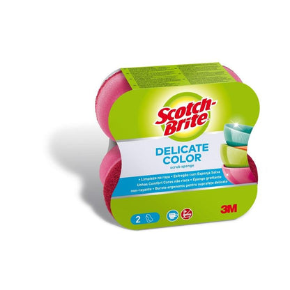 Το Scotch-Brite® Delicate Color Comfort μη γρατζουνιστικό σφουγγάρι καθαρισμού από την 3M Deutschland GmbH καθαρίζει ευαίσθητες επιφάνειες. Η συσκευασία των 2 τεμαχίων περιέχει ροζ και πράσινα σφουγγάρια με πληροφορίες προϊόντος στην ετικέτα.
