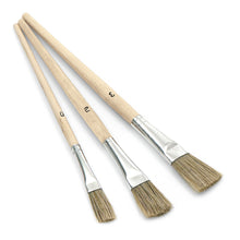 Drei Nölle Profi Brush Emaillelackpinsel (10-14 mm, Größen 0, 2, 3) mit Holzstiel und Naturborsten von Nölle Profi Brush Bürsten- & Pinseltechnik e.K. sind nach Größen sortiert auf weißem Hintergrund angeordnet.