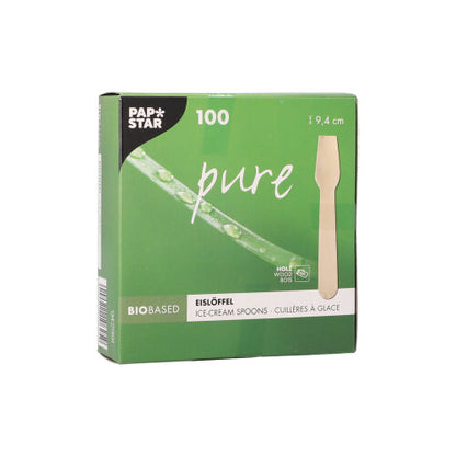 Ένα πράσινο-λευκό κουτί της PAPSTAR GmbH (PAPSTAR κουτάλια παγωτού από ξύλο "pure" 9,4 cm) περιέχει 100 φιλικά προς το περιβάλλον ξύλινα κουτάλια με μια εικόνα κουταλιού στη δεξιά πλευρά. Κάθε κουτάλι έχει μήκος 9,4 cm και παραδίδεται σε χάρτινο κουτί.