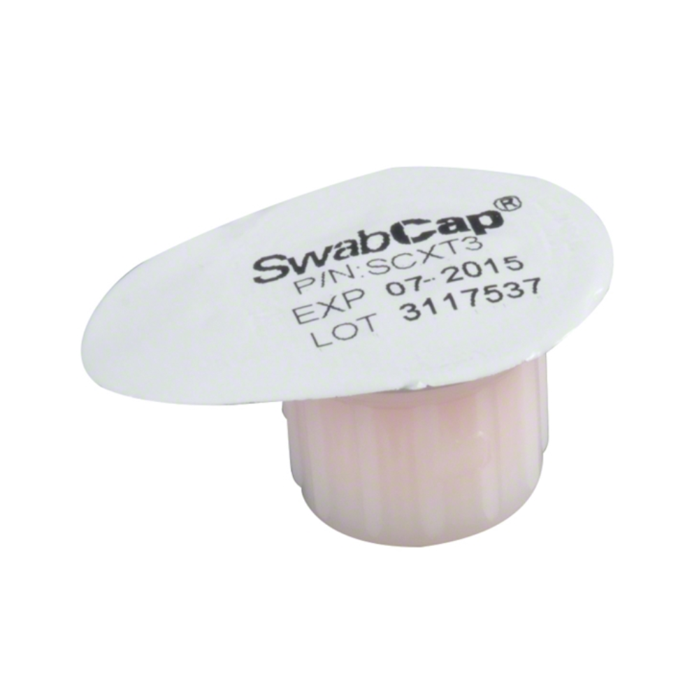 Die B. Braun SwabCap® Luer-Desinfektionskappe ist eine kleine zylindrische medizinische Tupferkappe mit einer weißen Abdeckung, auf der „SwabCap“, die Teilenummer SCXT3, das Verfallsdatum 07-2015 und die Chargennummer 3117537 aufgedruckt sind. Sie ist ideal für den Einsatz in der Infusionstherapie und enthält 70 % IPA.