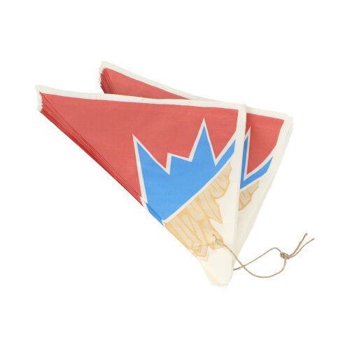 Δύο PAPSTAR 1000 κώνους πατάτας τηγανητής από υποκατάστατο περγαμηνής σε σχέδιο «Ζικ-Ζακ», της PAPSTAR GmbH, είναι στοιβαγμένοι και δεμένοι με λεπτό καφέ νήμα.