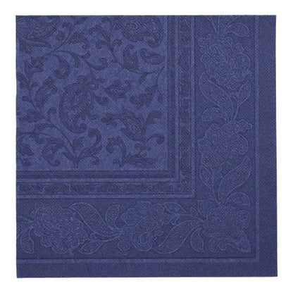 Μια PAPSTAR 50 χαρτοπετσέτες «ROYAL Collection» με πτυχή 1/4, διαστάσεων 40 x 40 εκ., σε σκούρο μπλε χρώμα από PAPSTAR GmbH, με ανάγλυφο περίγραμμα με μοτίβα λουλουδιών και πέισλι, παρουσιάζεται επίπεδη πάνω σε μονόχρωμο φόντο.