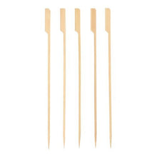 Πέντε PAPSTAR ξύλινα σουβλάκια "pure" (25 cm) από την PAPSTAR GmbH με επίπεδη, κεκλιμένη κεφαλή και μυτερή άκρη βρίσκονται το ένα δίπλα στο άλλο σε λευκό φόντο. Ιδανικά για μπάρμπεκιου και πάρτι ψησίματος, διαθέσιμα σε δίσκο από χαρτόνι (150 τεμάχια).