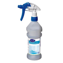 Μια διάφανη, εργονομική φιάλη ψεκασμού Room Care R3 Plus Pur-Eco από την Diversey Deutschland GmbH & Co. OHG με μπλε-λευκό κεφαλή ψεκασμού περιέχει διαυγές υγρό για φιλικό προς το περιβάλλον καθαρισμό; Η ετικέτα δείχνει έναν καθαρό χώρο.