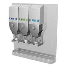 Τρεις διανομείς συστήματος DQFM (μπλε, πράσινο, μπλε), τοποθετημένοι στον τοίχο με μεταλλικό δίσκο συλλογής, προεγκατεστημένοι για χαμηλή ροή. Συμβατό με υψηλής συγκέντρωσης για υγιεινή χρήση. Μάρκα: Diversey Deutschland GmbH & Co. OHG.