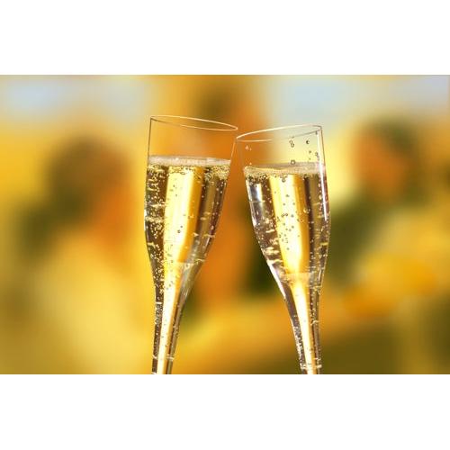 Δύο ποτήρια Starpak 10 για αφρώδη οίνους, PS 0,1l, χτυπούν το ένα το άλλο και υπογραμμίζουν την αληθινή απόλαυση του αφρώδους οίνου μέσα σε μια θολή σκηνή ανθρώπων και ζεστών φώτων.