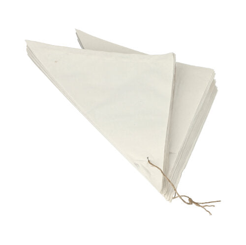 Μια στοίβα PAPSTAR 1000 σακούλες κώνου από κυτταρίνη, νηματοποιημένες από την PAPSTAR GmbH, δεμένες χαλαρά με καφέ κορδόνι μπροστά σε λευκό φόντο – ένας φιλικός προς το περιβάλλον σχεδιασμός.