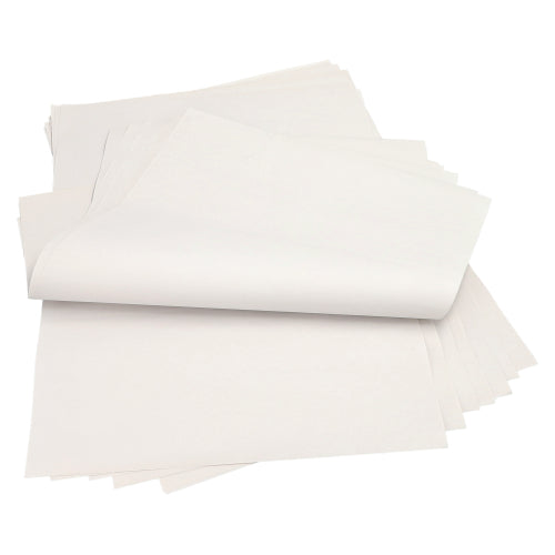 Μια στοίβα PAPSTAR 10 κιλών χαρτιού περιτυλίγματος, κατασκευασμένα από 100% λευκή κυτταρίνη της PAPSTAR GmbH, με μερικά ελαφρώς ανασηκωμένα ή διπλωμένα φύλλα, τοποθετημένα σε μια επίπεδη επιφάνεια.