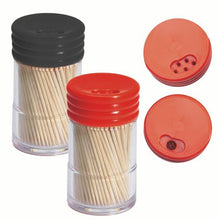 Δύο διαφανείς πλαστικοί διανομείς PAPSTAR ξύλινων οδοντογλυφίδων στρογγυλές, 6,5 cm (260 τεμάχια) της PAPSTAR GmbH - με μαύρο και κόκκινο περιστρεφόμενο καπάκι. Κοντινές λήψεις δείχνουν τις τρύπες στο κόκκινο περιστρεφόμενο καπάκι του διανομέα για την έξοδο των οδοντογλυφίδων.