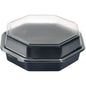 Ένα κουτί Duni GmbH Octaview® Μαύρο/Διαφανές 230x230x80 mm (Συσκευασία 180 τεμαχίων) με διαφανές καπάκι εμφανίζεται από μια ελαφρώς υπερυψωμένη γωνία σε λευκό - ιδανικό ως διαφανές κουτί αποθήκευσης ή παρουσίασης για φρέσκα τρόφιμα.