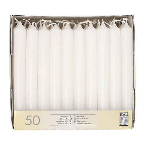 Ένα κουτί με 50 κεριά Starpak (Ø 2,1 cm · 19,6 cm) σε λευκό χρώμα, όρθια σε έναν χαρτονένιο δίσκο. Κάθε κερί είναι αχρησιμοποίητο με άθικτο φυτίλι· η συσκευασία διαθέτει πολυγλωσσικές πληροφορίες προϊόντος για μια κομψή ατμόσφαιρα.