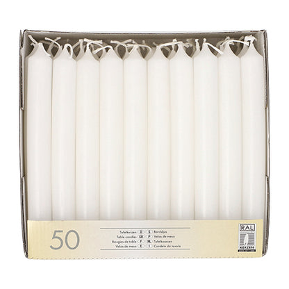 Ένα κουτί με 50 κεριά Starpak (Ø 2,1 cm · 19,6 cm) σε λευκό χρώμα, όρθια σε έναν χαρτονένιο δίσκο. Κάθε κερί είναι αχρησιμοποίητο με άθικτο φυτίλι· η συσκευασία διαθέτει πολυγλωσσικές πληροφορίες προϊόντος για μια κομψή ατμόσφαιρα.
