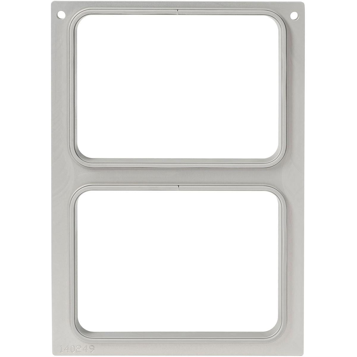 Η κασέτα DF10/20 για δίσκους CPET 510 ml και 670 ml - 2-θέσεων από την Duni GmbH είναι ένα ορθογώνιο ασημί πλαίσιο με δύο ίδιες ανοίγματα και τέσσερις οπές στερέωσης ανά γωνία, ιδανική για τη γαστρονομία. Εδώ απεικονίζεται μπροστά από ένα λευκό φόντο.