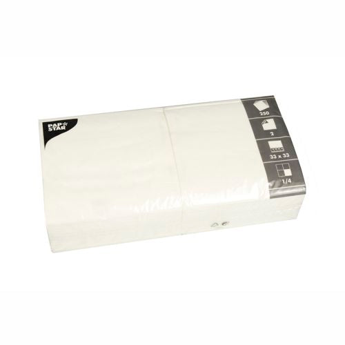 Μια σφραγισμένη συσκευασία με 250 PAPSTAR δίφυλλα λευκά χαρτοπετσέτες (33 x 33 εκ., 1/8 δίπλωμα) της PAPSTAR GmbH με ασπρόμαυρη ετικέτα – ιδανική για ένα κομψά στρωμένο τραπέζι.