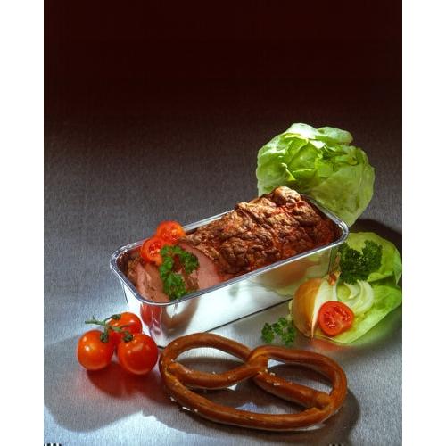 Σε ένα ορθογώνιο δίσκο Starpak 10 (1,09 l, 6 cm x 10,2 cm x 23 cm) υπάρχουν φέτες κιμά με ντομάτες και μαϊντανό. Γύρω από το δίσκο υπάρχουν σαλάτα, ντοματίνια, ένα κουλούρι και μισό κρεμμύδι, γαρνιρισμένα με μαϊντανό και ντομάτες.